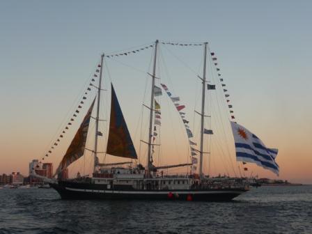 Sailing ships in action on the Pacific. Courtesy of Patricio Santiago.