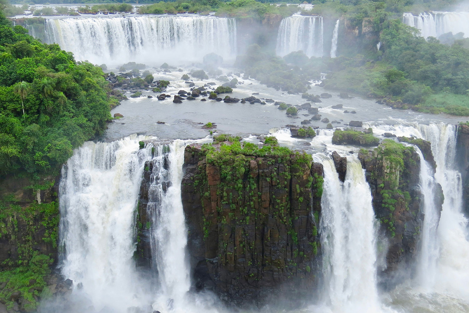 The Three Musketeers Falls (Tres Mosqueteros Falls). Photo by Jaime Dantas on Unsplash.